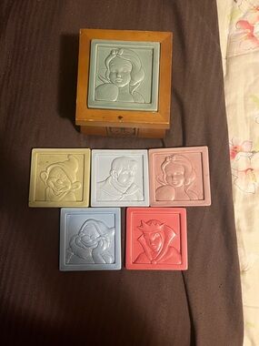 Retired Disney Store 5 Embossed Ceramic Coaster Set Snow White w Wooden Box